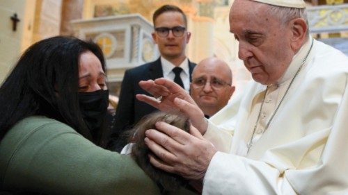 Deporre le sofferenze e le gioie ai piedi della Madre QUO-077 Deporre le sofferenze e le gioie ai piedi della Madre QUO-077
