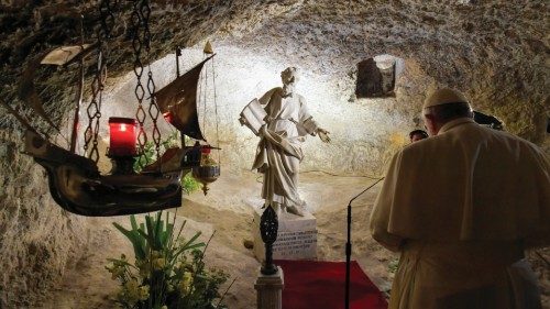 In preghiera nella grotta dell’Apostolo delle genti QUO-077 In preghiera nella grotta dell’Apostolo delle genti QUO-077
