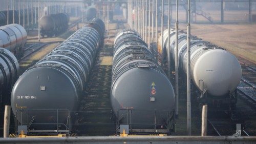 epa09798624 Tank wagons on the premises of the HES oil depot at the port of Wilhelmshaven, northern ... epa09798624 Tank wagons on the premises of the HES oil depot at the port of Wilhelmshaven, northern ...