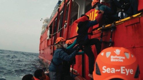  Sbarco ad Augusta per i 106 migranti salvati dalla Sea Eye 4  QUO-079