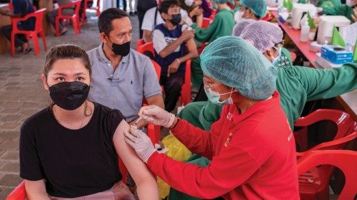 epa09855112 People receive a third dose of the COVID-19 booster vaccine at a vaccination drive in ...