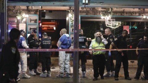 epaselect epa09876956 Israeli police forensic experts inspect the scene in the Dizengoff street ...