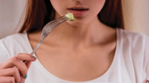 «Così, noi ragazzi usciti dall’anoressia aiutiamo i coetanei a essere compresi» QUO-083 «Così, noi ragazzi usciti dall’anoressia aiutiamo i coetanei a essere compresi» QUO-083