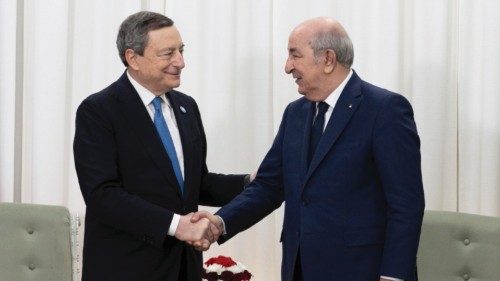 Il presidente del Consiglio Mario Draghi, accompagnato dai ministri
degli Esteri Luigi Di Maio e ... Il presidente del Consiglio Mario Draghi, accompagnato dai ministri
degli Esteri Luigi Di Maio e ...