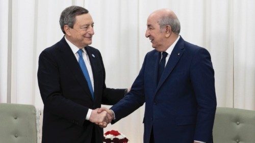 Il presidente del Consiglio Mario Draghi,  accompagnato dai ministri
degli Esteri Luigi Di Maio e ...