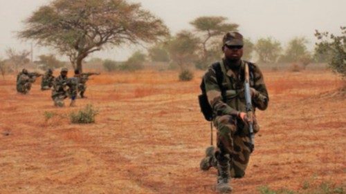 Benin: uccisi cinque soldati nel parco nazionale di Pendjari QUO-085 Benin: uccisi cinque soldati nel parco nazionale di Pendjari QUO-085