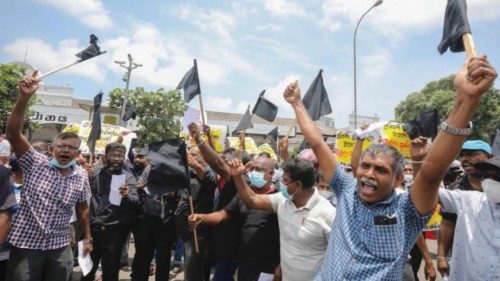 epa09898387 Sri Lankan state sector employees protest, calling for the resignation of the country?s ...
