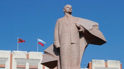 FILE PHOTO: A statue of communist leader Lenin is seen in front of the parliament building in ...