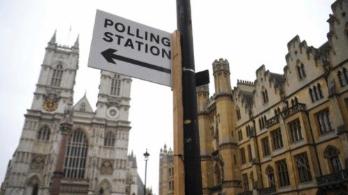 epa09924368 A sign for a polling station is displayed by Westminster Abbey in London, Britain, 03 ...