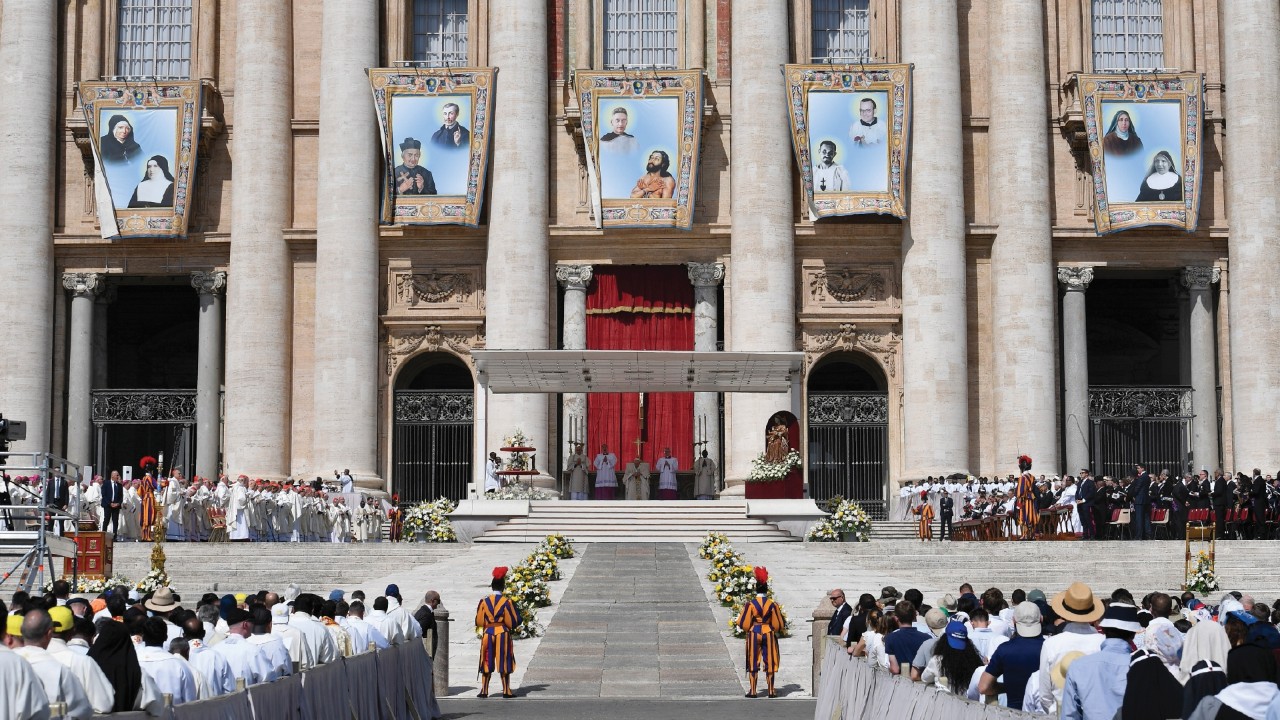  I nuovi santi ispirino vie di dialogo e di pace  QUO-111