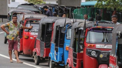 epa09950862 Vehicles queue to fetch fuel from a gas station amid a fuel shortage in Colombo, Sri ...