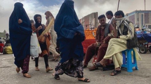 epa09938038 Afghan women walk on a road in Kabul, Afghanistan, 10 May 2022. As per a decree issued ...
