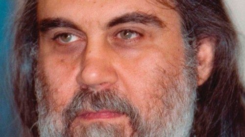 A picture taken on October 20, 1992 shows Greek musician and composer Vangelis Papathanassiou, known ...