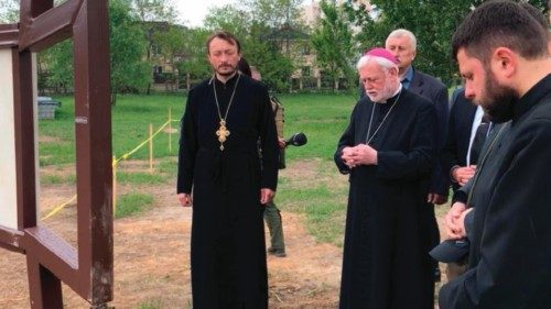 Davanti all’orrore delle fosse comuni QUO-115 Davanti all’orrore delle fosse comuni QUO-115