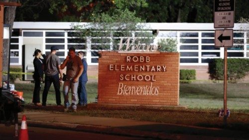 epa09973541 Police and investigators continue to work at the scene of a mass shooting at the Robb ... epa09973541 Police and investigators continue to work at the scene of a mass shooting at the Robb ...