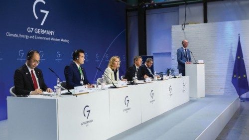 Japanese State Minister of Economy, Trade and Industry Kenichi Hosoda, Japanese State Minister of ... Japanese State Minister of Economy, Trade and Industry Kenichi Hosoda, Japanese State Minister of ...