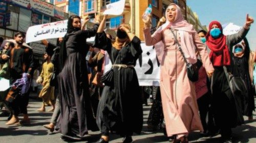 Le donne afghane sfidano i talebani QUO-122 Le donne afghane sfidano i talebani QUO-122