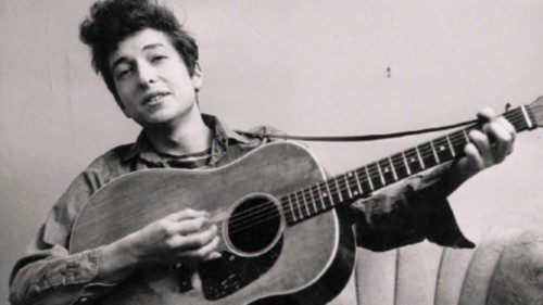 NEW YORK - SEPTEMBER 1961: Bob Dylan poses for a portraitwith his Gibson Acoustic guitar in ...