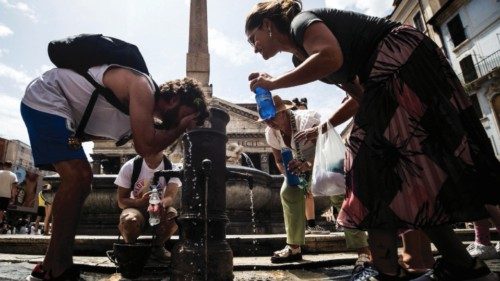 Turisti cercano refrigerio al Pantheon per londata di caldo nella Capitale, Roma, 03 giugno 2022. ...