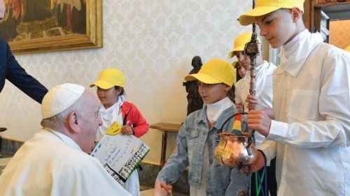  L’incontro del Papa  con un gruppo di bambini rom  QUO-132