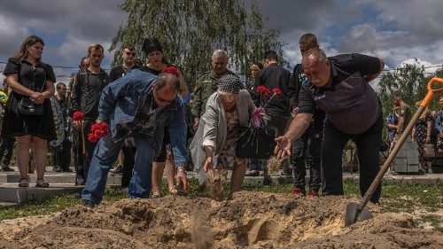 epaselect epa10012732 Relatives together with friends and comrades toss handfuls of soil on top of ... epaselect epa10012732 Relatives together with friends and comrades toss handfuls of soil on top of ...