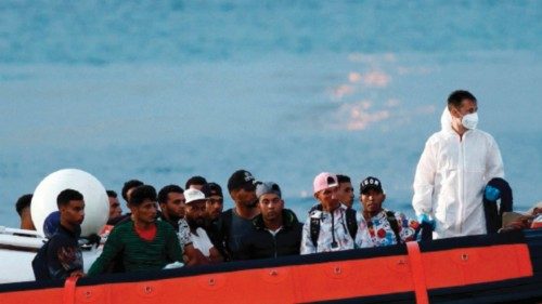  Salvati 900 migranti nel Canale di Sicilia   QUO-140