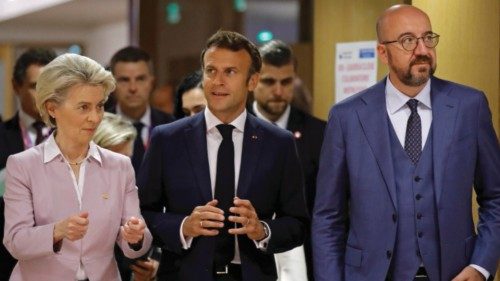 epa10029170 (L-R) European Commission President Ursula von der Leyen, French President Emmanuel ...