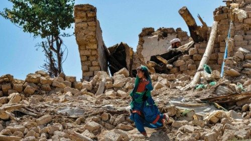 CORRECTION / A child walks amidst the rubble of damaged houses following an earthquake in Bermal ...