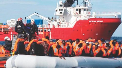 Centinaia di migranti cercano un porto sicuro QUO-145 Centinaia di migranti cercano un porto sicuro QUO-145