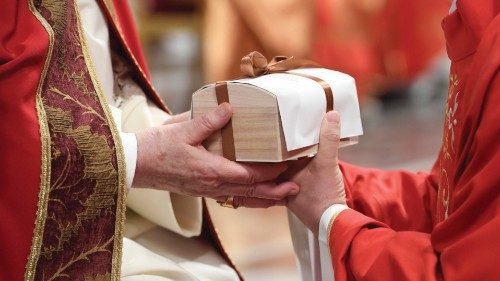  Per una Chiesa  senza muri e catene  dove tutti siano accolti e accompagnati  QUO-147