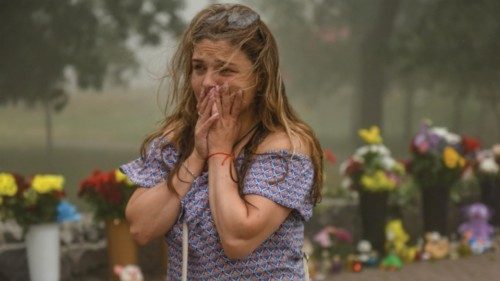 epaselect epa10039757 A woman cries near the flowers, brought to  the destroyed Amstor shopping mall ...