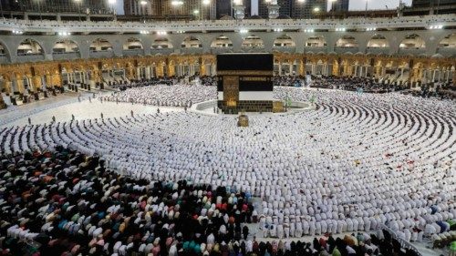 TOPSHOT - Muslim worshippers and pilgrims (white) pray around the Kaaba, Islam's holiest shrine, at ... TOPSHOT - Muslim worshippers and pilgrims (white) pray around the Kaaba, Islam's holiest shrine, at ...