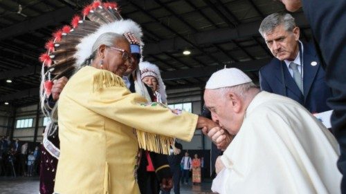 Quel bacio delle mani di un’anziana indigena QUO-168 Quel bacio delle mani di un’anziana indigena QUO-168