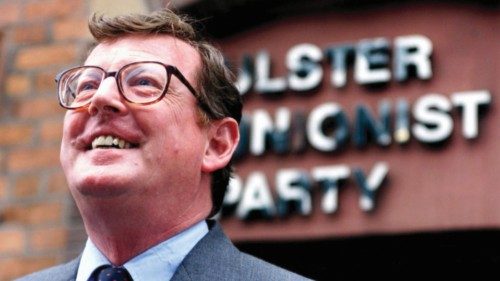 FILE PHOTO: Ulster Unionist Party leader David Trimble smiles after a meeting held with his party in ...