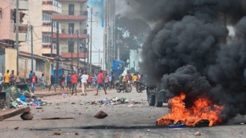 TOPSHOT - Protesters block roads and hurl rocks in Conakry on July 28, 2022, after authorities ...
