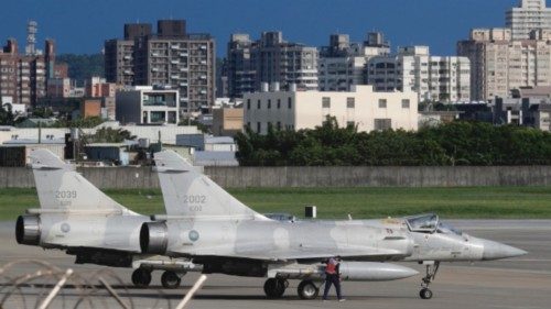 epa10108324 A Taiwanese air force personnel inspect  Mirage 2000-5 fighter jets upon landing at an ...