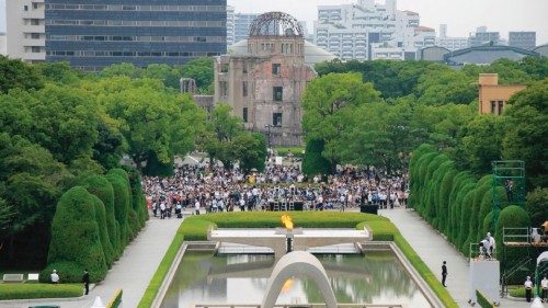 Gather gather to attend the annual memorial ceremony at the Hiroshima Peace Memorial Park in ...