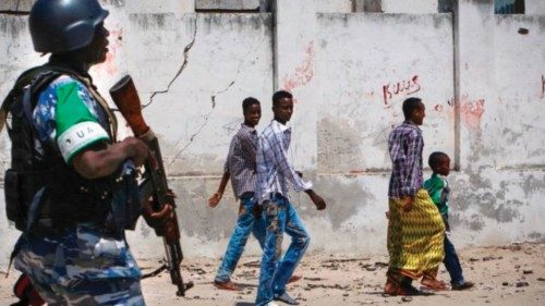 Una potente esplosione è stata avvertita questa mattina nei pressi del parlamento della Somalia a ... Una potente esplosione è stata avvertita questa mattina nei pressi del parlamento della Somalia a ...