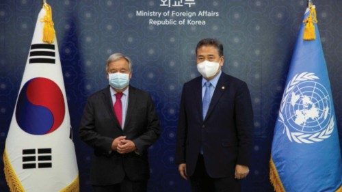 UN Secretary-General Antonio Guterres and South Korean Foreign Minister Park Jin pose for pictures ...