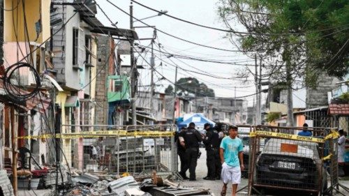 TOPSHOT - Members of the National Police guard the site of an explosion in Cristo del Consuelo ... TOPSHOT - Members of the National Police guard the site of an explosion in Cristo del Consuelo ...