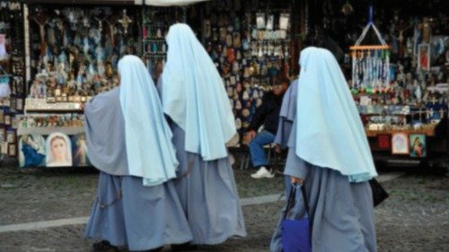 (ANSA) - ANCONA, 28 OTT - Un gruppo di suore passa davanti alle bancarelle in piazza della Madonna a ...