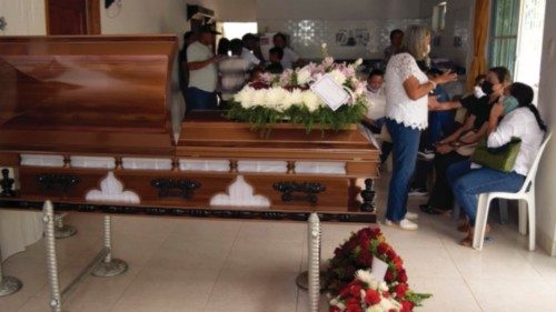 epa10146200 Relatives of the murdered journalist Dilia Contreras watch over his body in Fundacion, ...