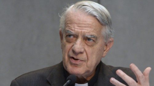 Il grazie dei media vaticani per il dono di padre Lombardi QUO-203 Il grazie dei media vaticani per il dono di padre Lombardi QUO-203