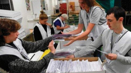 Testa a testa nelle elezioni in Svezia QUO-208 Testa a testa nelle elezioni in Svezia QUO-208