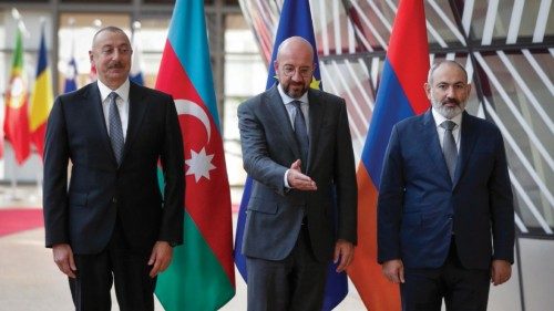 epa10149437 Azerbaijan's President Ilham Aliyev (L) and Armenia's Prime Minister Nikol Pashinyan are ...