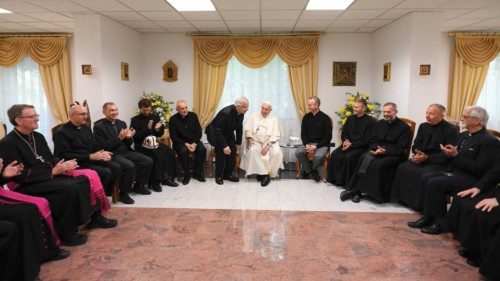 L’incontro del Pontefice con i gesuiti che operano nella regione QUO-211 L’incontro del Pontefice con i gesuiti che operano nella regione QUO-211