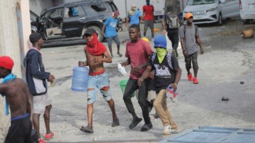 People run after looting a business during protests over rising fuel prices and crime as inflation ... People run after looting a business during protests over rising fuel prices and crime as inflation ...