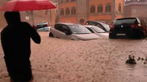 Nubifragio nelle Marche, dieci morti e quattro dispersi QUO-212 Nubifragio nelle Marche, dieci morti e quattro dispersi QUO-212