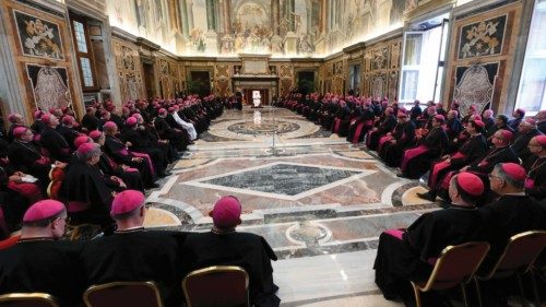 Udienza ai partecipanti a un corso di formazione per nuovi vescovi QUO-214 Udienza ai partecipanti a un corso di formazione per nuovi vescovi QUO-214