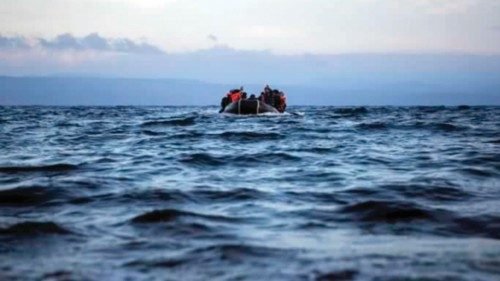 Migranti in balia delle onde al largo della Libia QUO-215 Migranti in balia delle onde al largo della Libia QUO-215